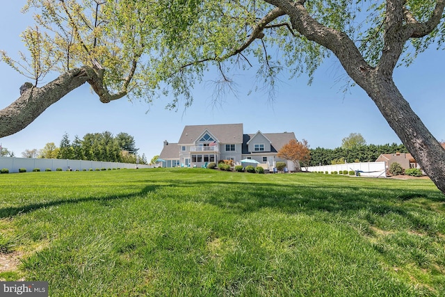 cape cod-style house featuring a front lawn