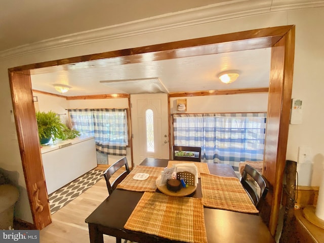 dining room featuring crown molding and light hardwood / wood-style floors