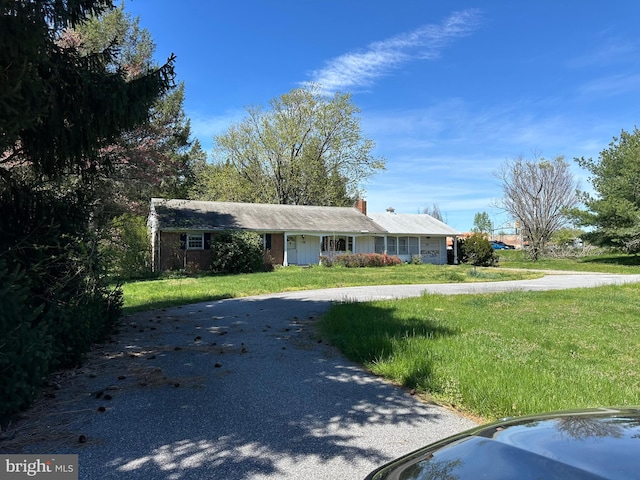 single story home with a front yard