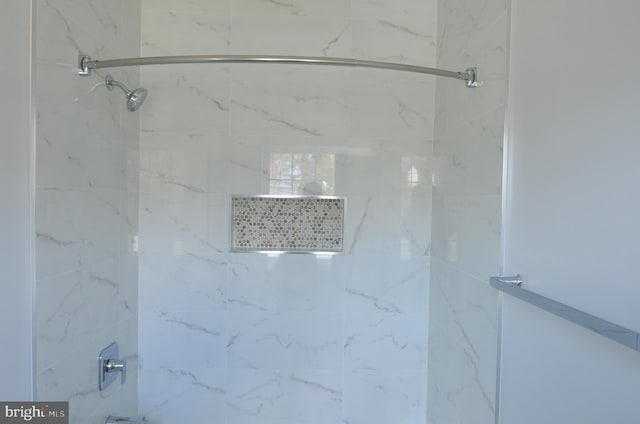 room details with tiled shower / bath combo