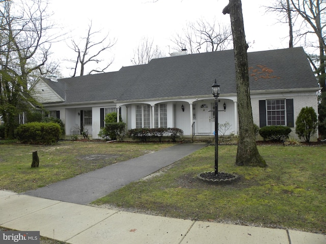 view of front facade featuring a front lawn