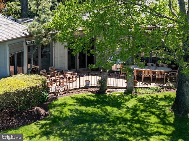 view of yard with a patio area