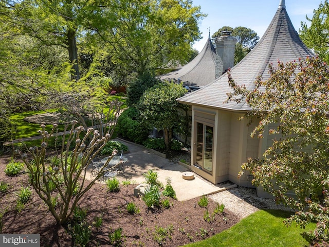 view of yard featuring a patio area