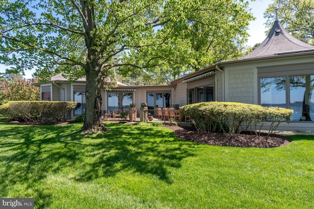 view of front of home featuring a front lawn