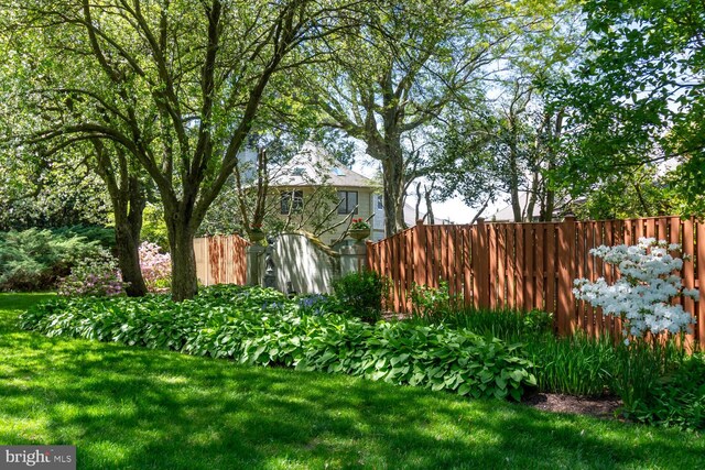 view of yard featuring fence