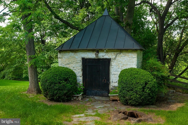 view of outbuilding