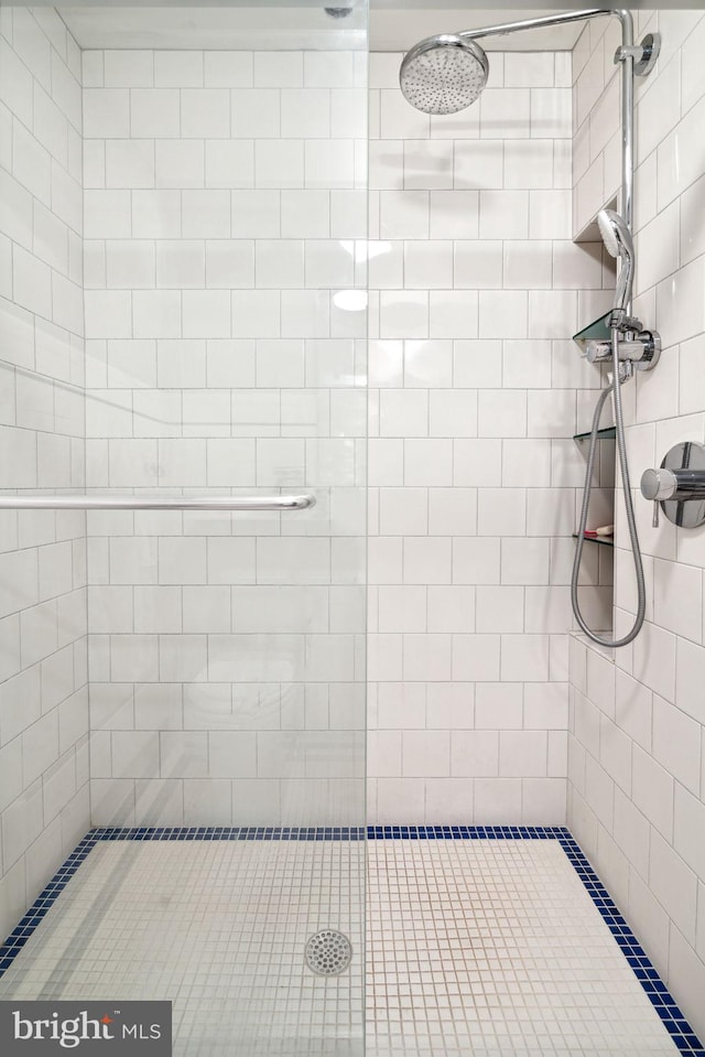 bathroom featuring a tile shower