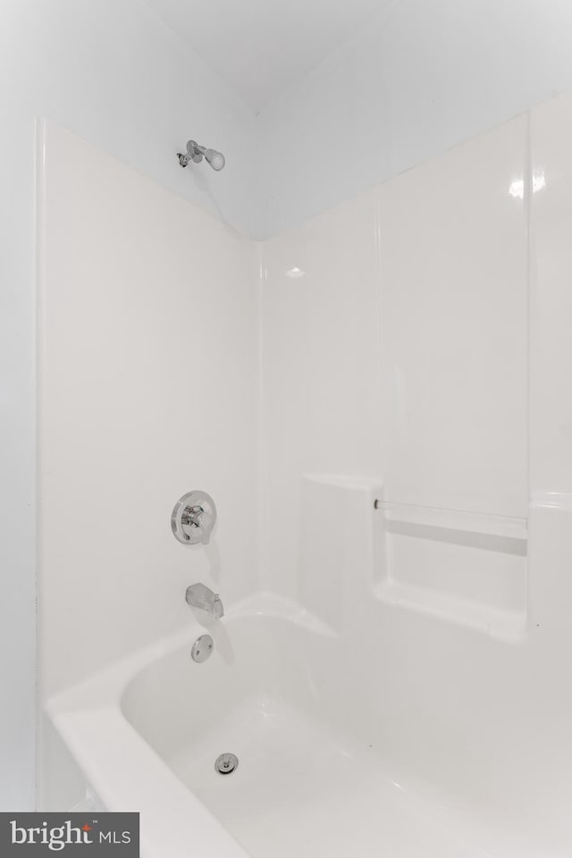 bathroom with bathtub / shower combination