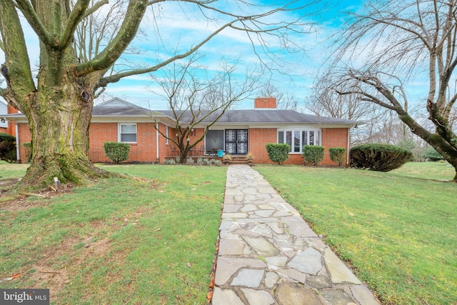 single story home featuring a front lawn