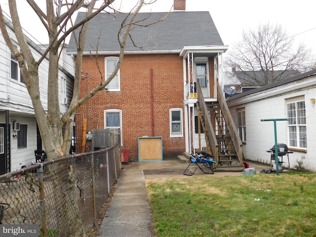 view of front of house featuring a front yard