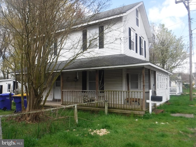 country-style home featuring a porch