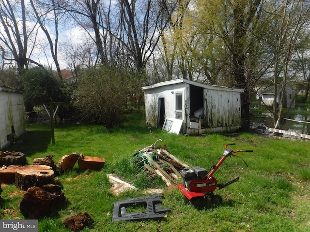 view of yard with a storage unit