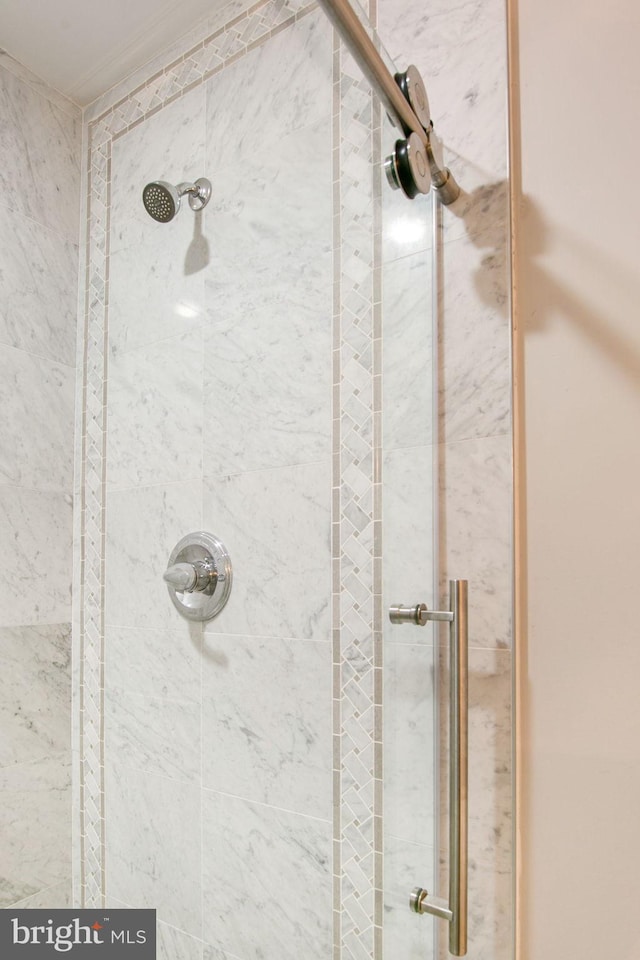 room details featuring tiled shower