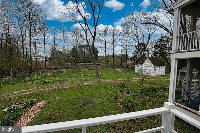 view of yard featuring a storage unit