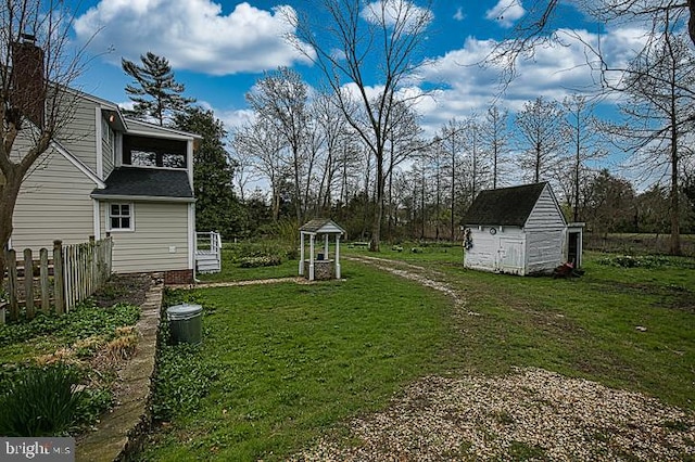 view of yard with a storage shed