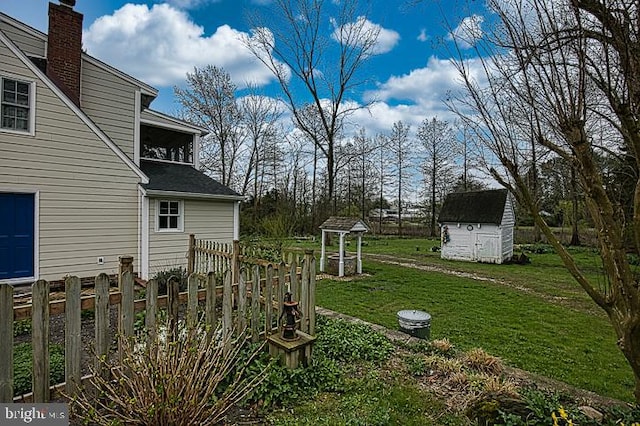 view of yard with a storage unit