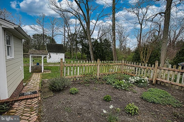 view of yard with a storage unit