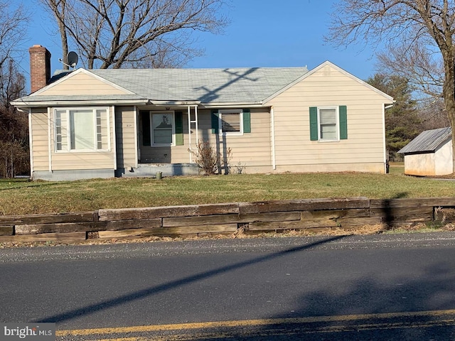 view of front of property featuring a shed