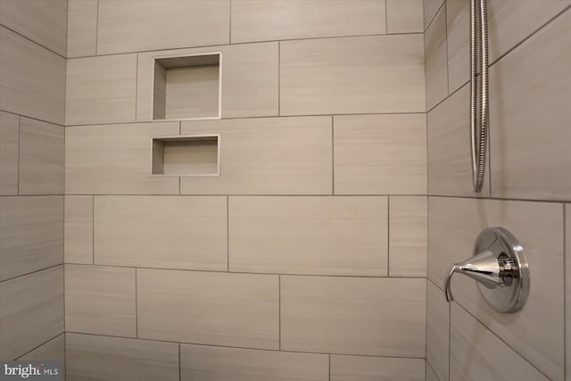 details featuring tiled shower