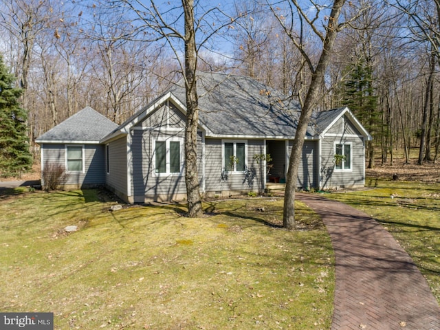 view of front of house featuring a front lawn