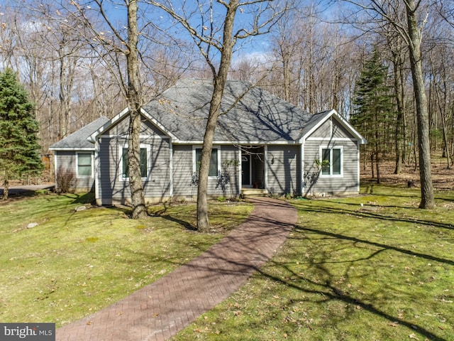 view of front of house featuring a front lawn