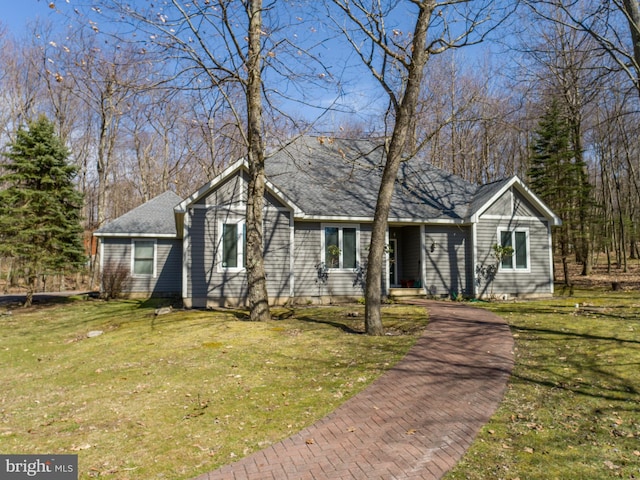 view of front facade featuring a front yard