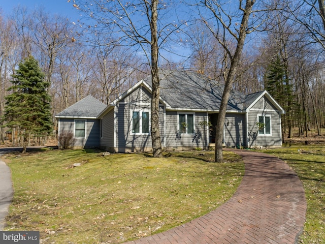 view of front facade featuring a front yard