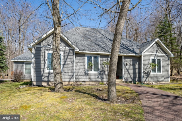 view of front of property featuring a front yard