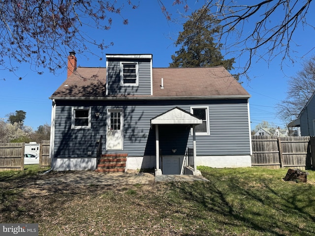 view of front of home featuring a front yard