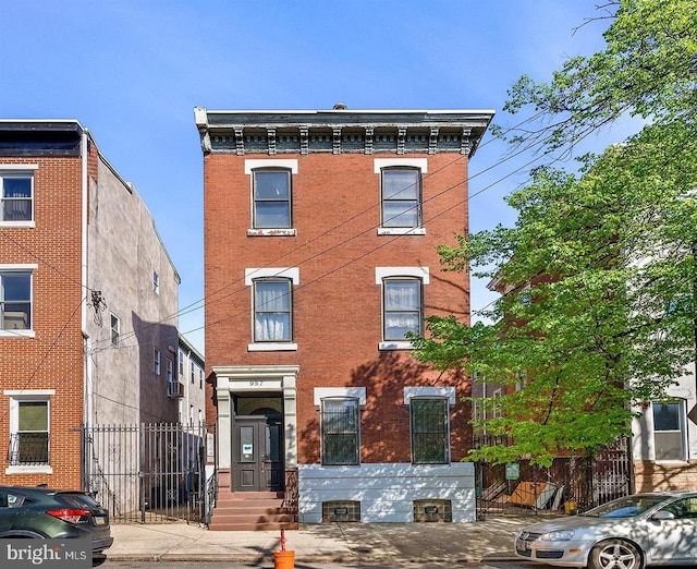 view of italianate home