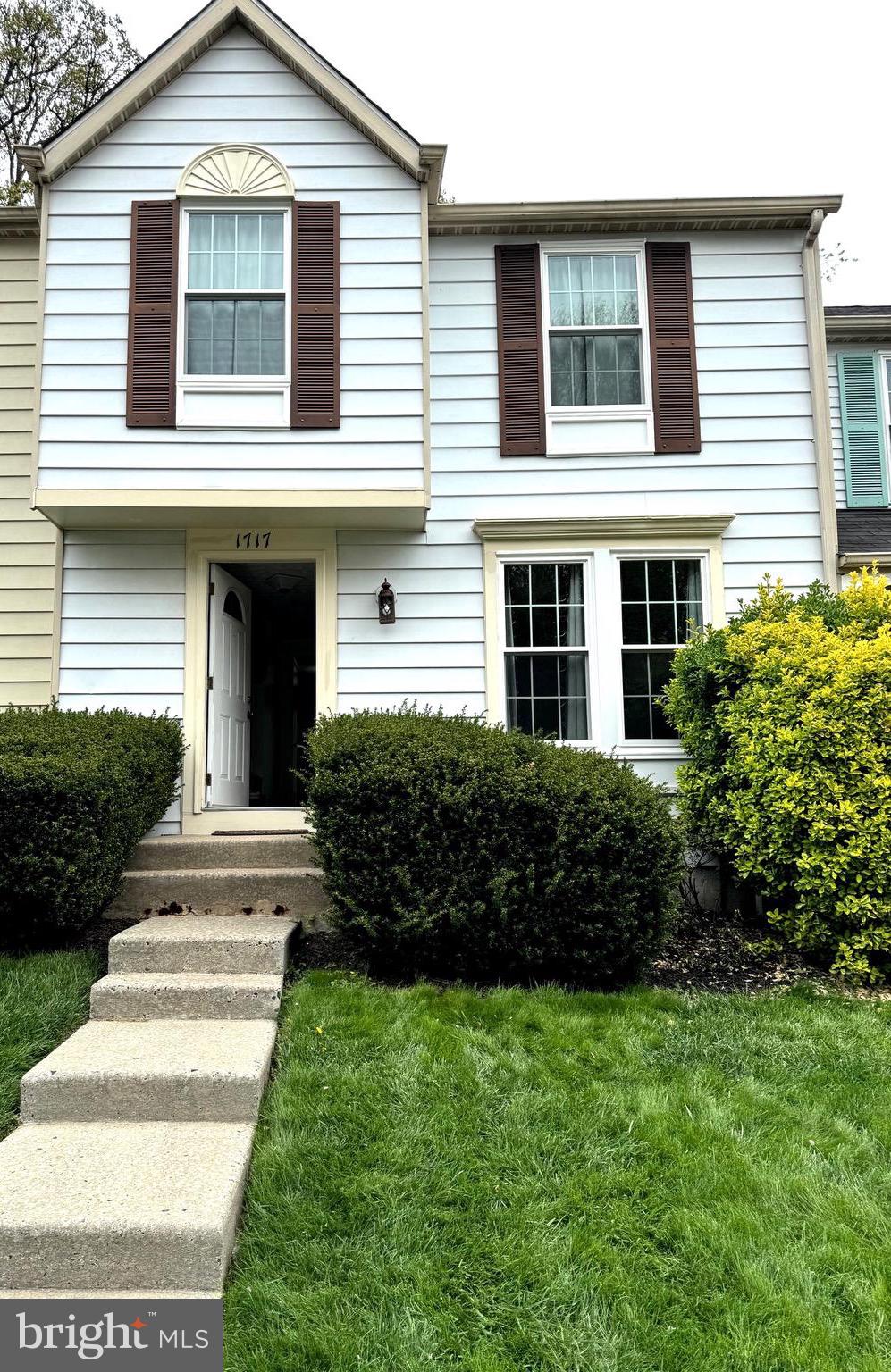 view of front of property featuring a front yard