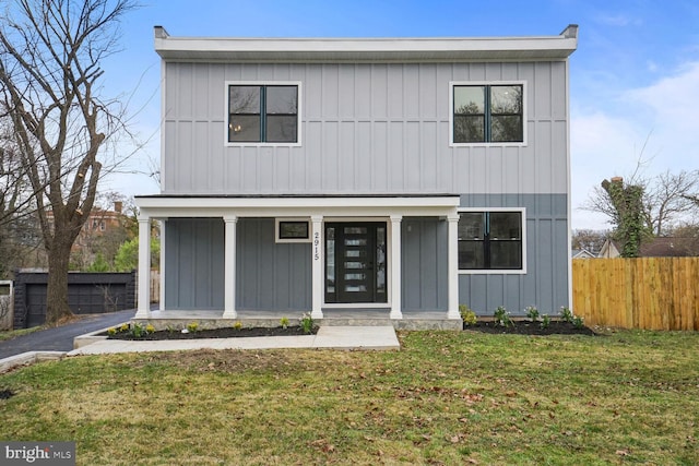 view of front facade featuring a front lawn