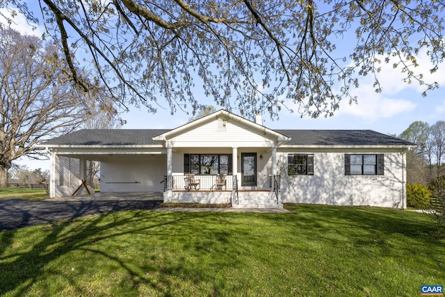 view of front of property featuring a front lawn