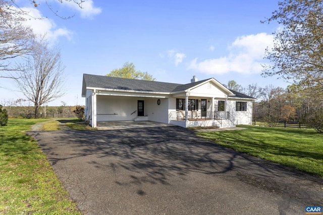 view of front of home featuring a front yard