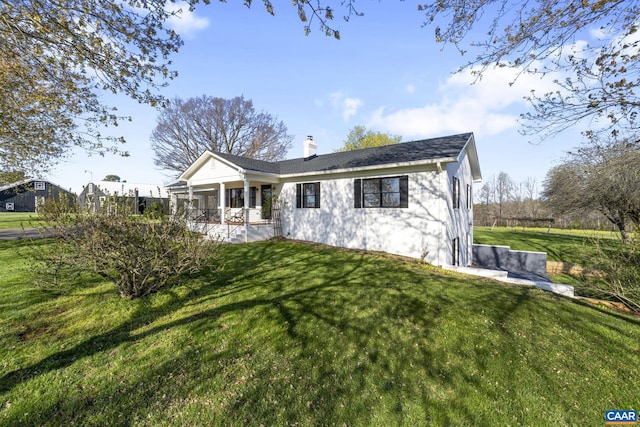 view of front of home with a front lawn