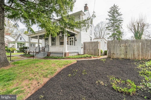 view of front of home featuring a front lawn and covered porch