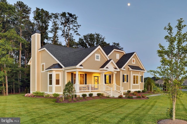 view of front of property featuring a porch and a front yard