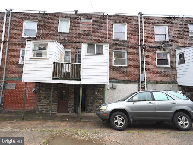 townhome / multi-family property featuring a balcony