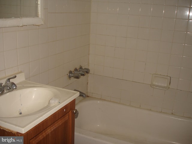 bathroom featuring vanity and tiled shower / bath combo