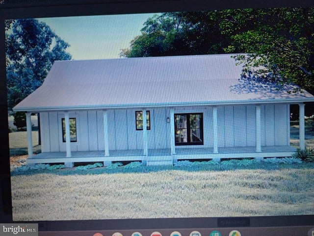 view of front of home with covered porch