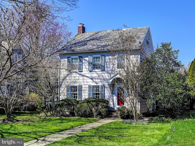 colonial inspired home featuring a front yard