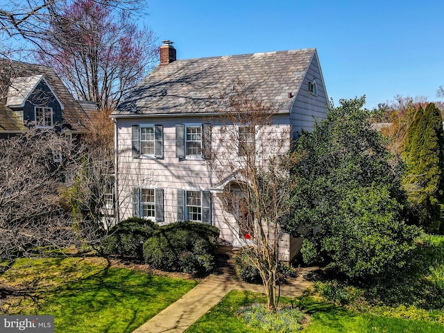 view of front of property featuring a front lawn