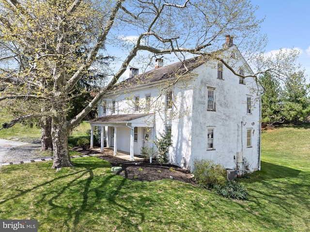 view of front of home with a front lawn