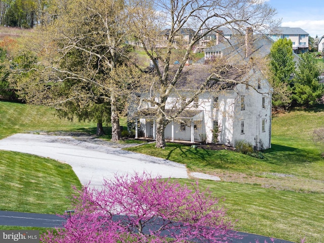 view of front of home with a front lawn