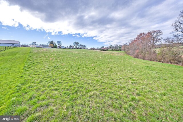view of yard featuring a rural view