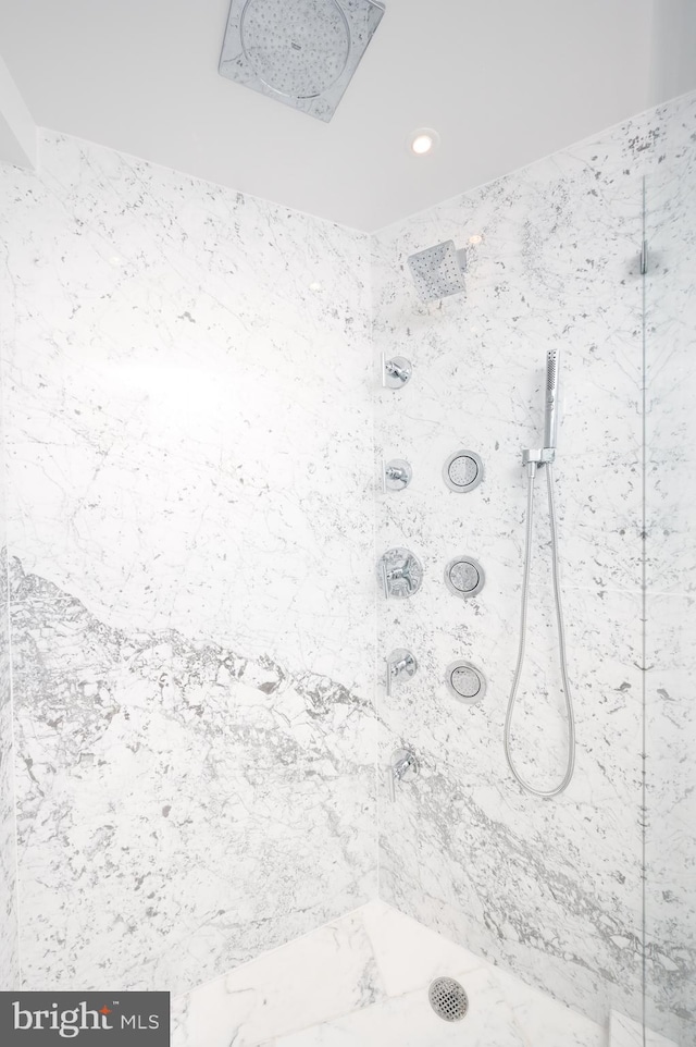 bathroom featuring a tile shower