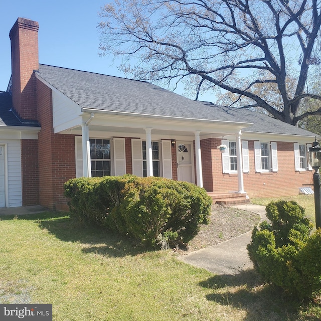 view of front of house featuring a front lawn