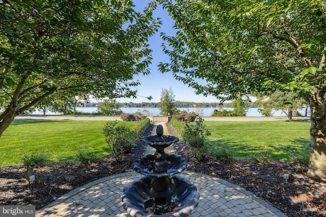 view of yard featuring a water view