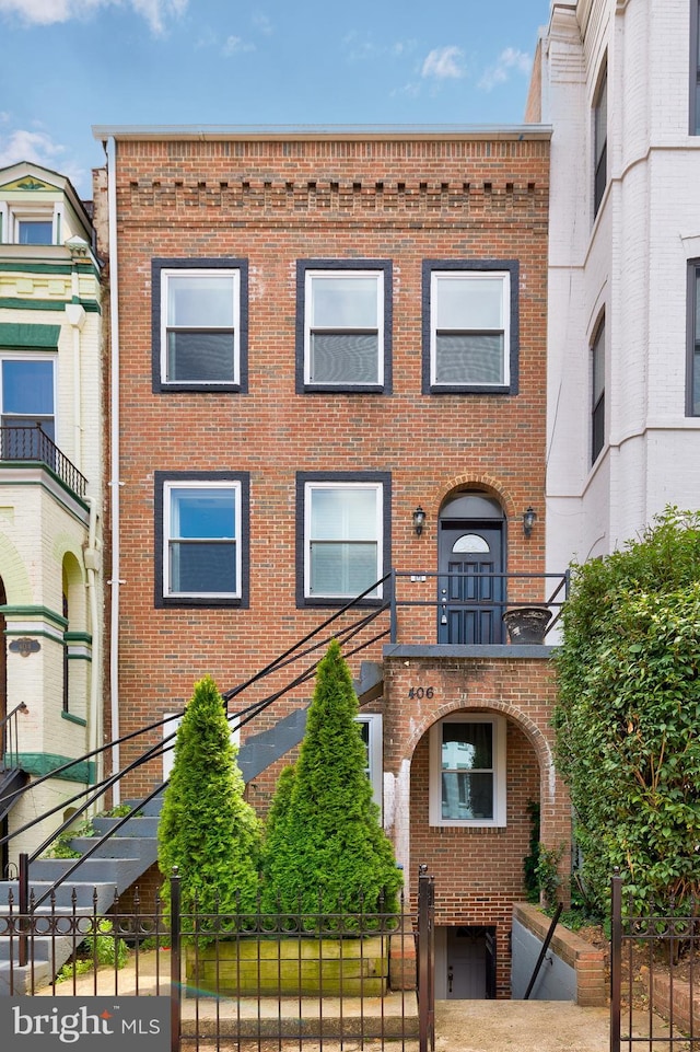 view of front facade featuring a balcony