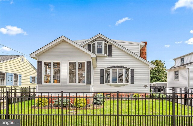 view of front of home featuring a front lawn